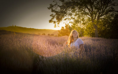 Servizio fotografico tra la lavanda in fiore, grazie alla taverna di Bibbiano