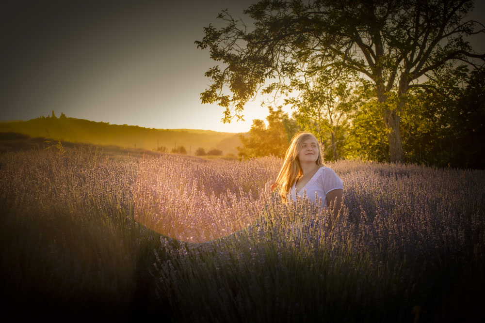 Servizio fotografico tra la lavanda in fiore, grazie alla taverna di Bibbiano